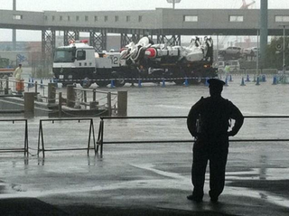Illustration for article titled Giant Patlabor Mecha Withstands a Real Typhoon